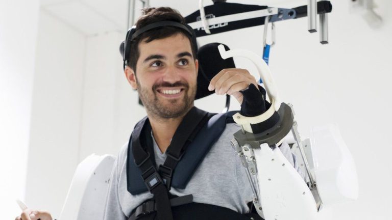 Paralyzed Man Uses Exoskelton with his Brain
